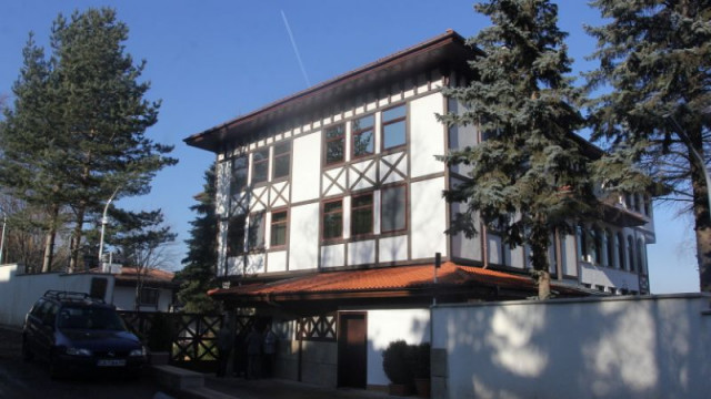 Багер влезе в бившия сарай на Доган в "Бояна"